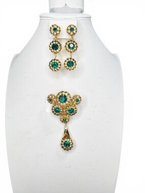 Kramer 1950s Green Crystal Rhinestone Brooch Clip On Earring Set Vintage Gold To